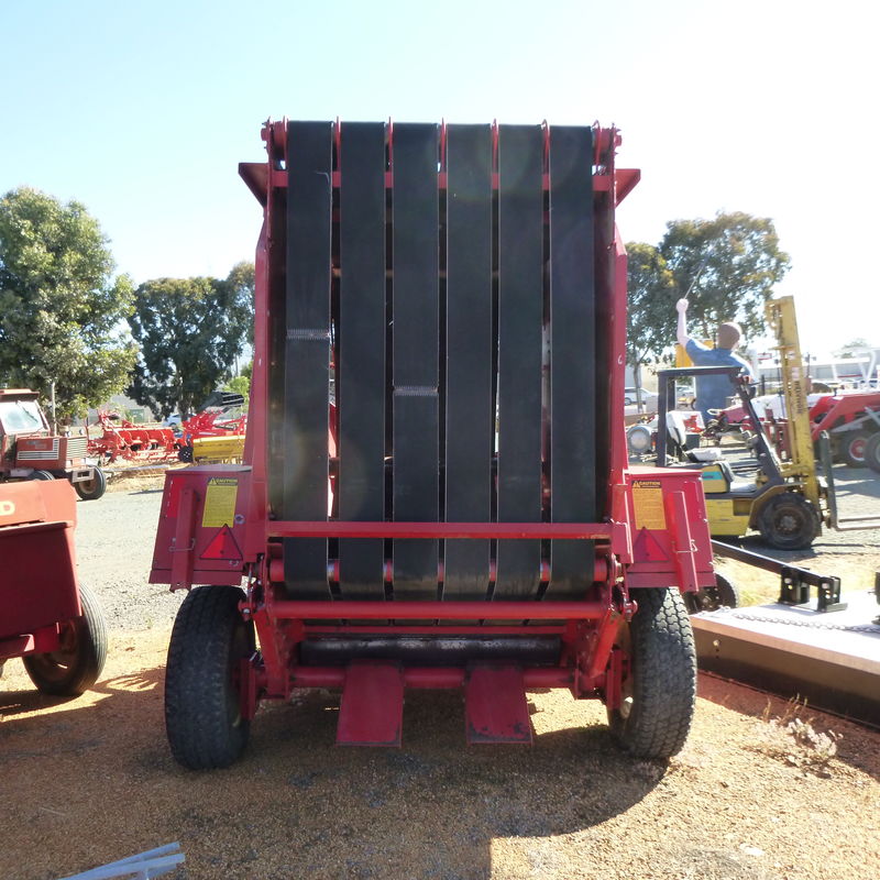 Gehl 1465 TDC round baler Konigs Shepparton Pty. Ltd