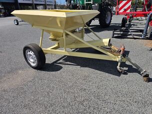CRUMP 1TON TRAILING SPREADER