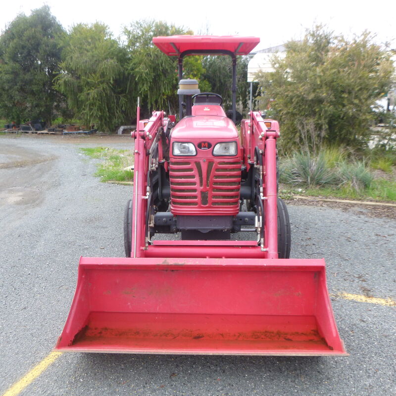 USED MAHINDRA 3525 ROPS TRACTOR WITH LOADER Konigs Shepparton Pty. Ltd