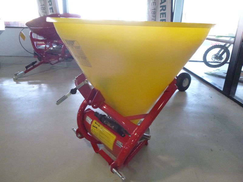 Cosmo PL500 linkage spreader with poly hopper | Konigs Shepparton Pty. Ltd