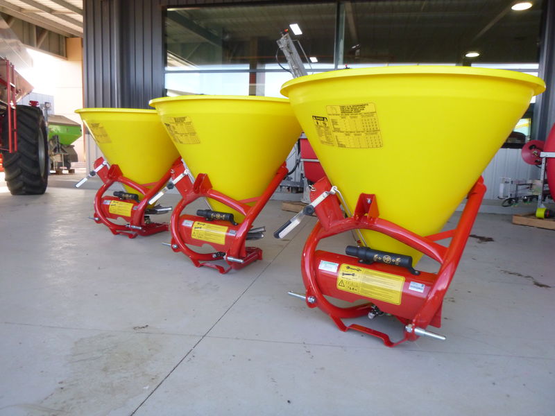 Cosmo PL500 linkage spreader with poly hopper | Konigs Shepparton Pty. Ltd