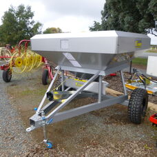 NEW CRUMP KURRAJONG FERTALISER SPREADER