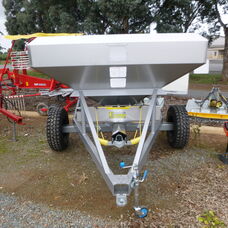 NEW CRUMP KURRAJONG FERTALISER SPREADER