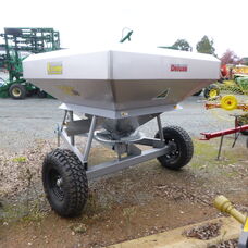 NEW CRUMP KURRAJONG FERTALISER SPREADER