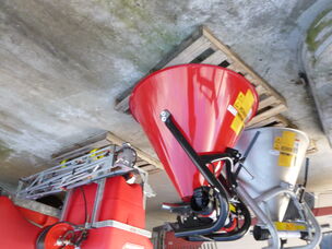NEW DAKEN 500L LINKAGE SPREADER POWDER COATED