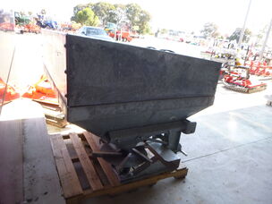 NEW DAKEN 900L TWIN DISC SPREADER HYD CONTROL