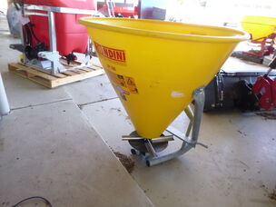 NEW DAKEN SP500 POLY HOPER SPREADER