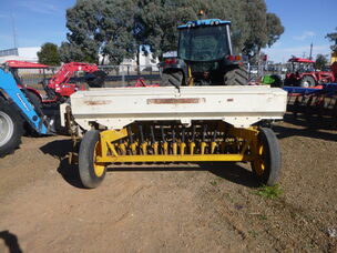 USED CONNOR SHEA 18 ROW DISC SEEDER