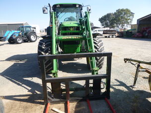 USED JOHN DEERE 6520F TRACTOR WITH LOADER