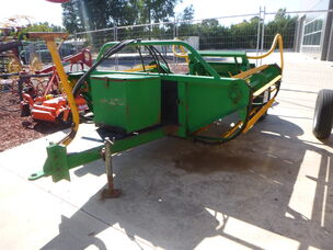 USED SCORPION ROUND BALE FEEDER