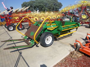 USED SCORPION ROUND BALE FEEDER